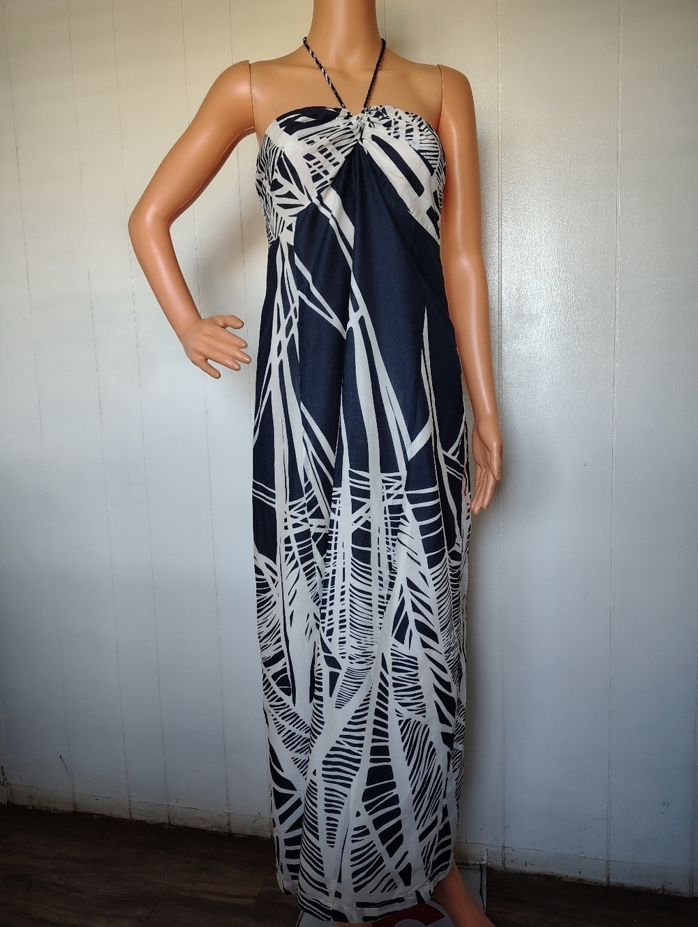 loft blue and white dress Strapless Printed Maxi Size 4P Cap & Gown Color:Royal Blue Neckline:Collared Back zip Light Blue Dress Shirt